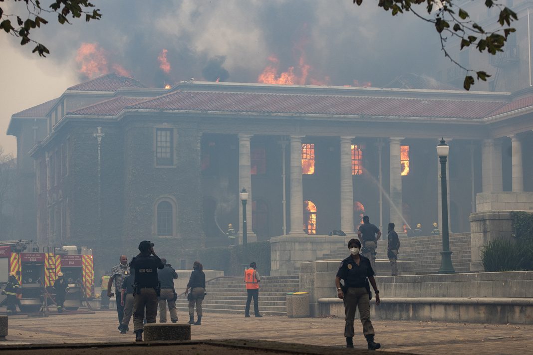 Dois séculos de história e literatura queimados na Cidade do Cabo