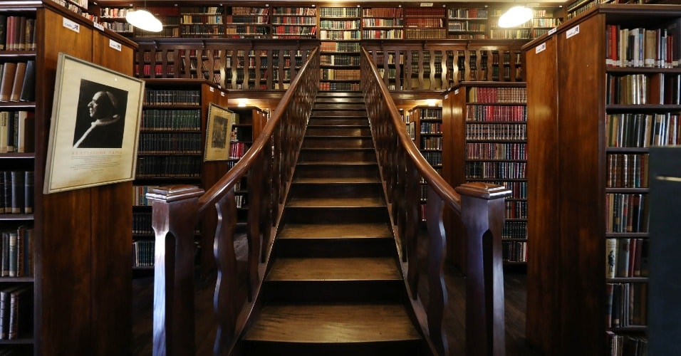 Biblioteca mais antiga de São Paulo, no Mosteiro de São Bento