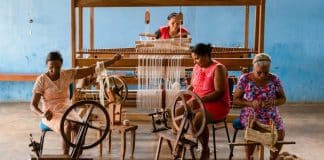 Fiandeiras, tecelãs e tintureiras resgatam orgulho e tradição no sertão de Minas Gerais