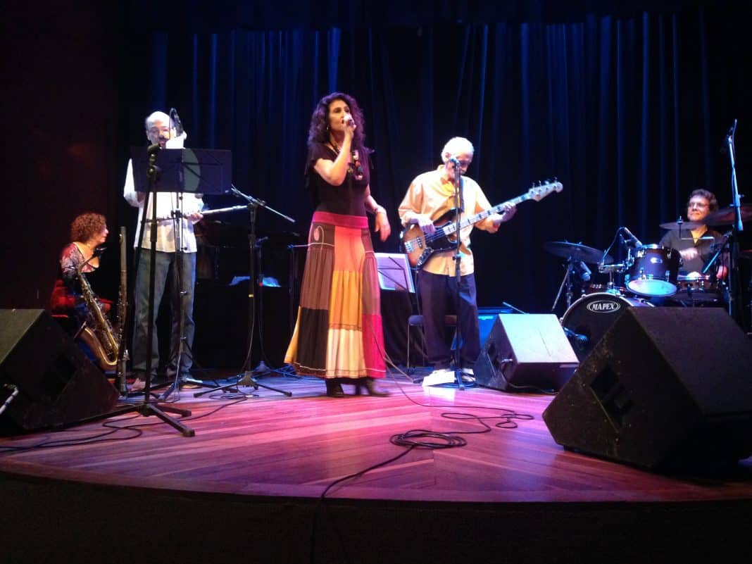 Marianna Leporace apresenta show “Samba em Família” no Teatro Brigitte Blair, em Copacabana