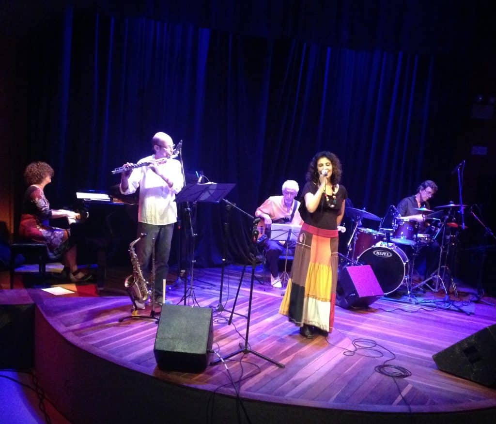 revistaprosaversoearte.com - Marianna Leporace apresenta show "Samba em Família" no Teatro Brigitte Blair, em Copacabana