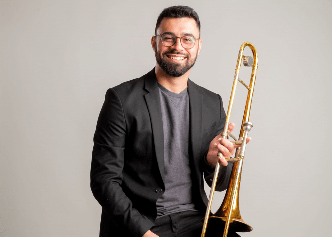 O trombonista Rafael Rocha lança releitura de Aquarela do Brasil