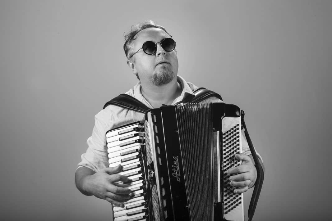 O acordeonista Bebê Kramer lança álbum ‘Gauchada Reunida’
