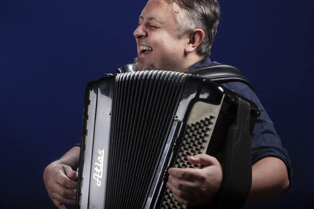 revistaprosaversoearte.com - O acordeonista Bebê Kramer lança álbum 'Gauchada Reunida'
