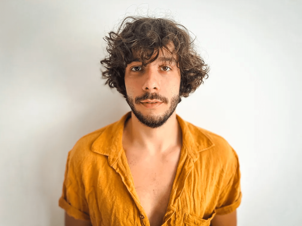 ‘À beça’, primeiro álbum autoral de Vitor Novello