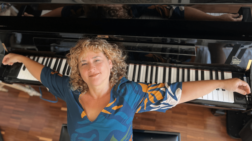 revistaprosaversoearte.com - Entrevista com a pianista, cantora e compositora Délia Fischer, por Daniela Aragão