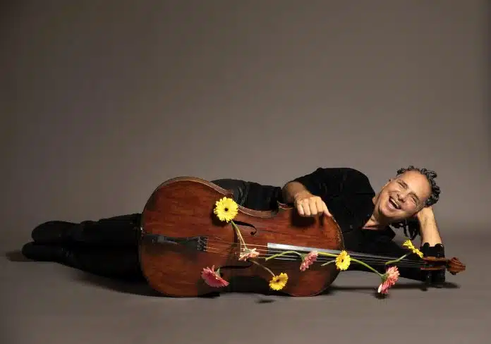 ‘Roda_Flor’, segundo álbum solo do cantor e violoncelista Lui Coimbra