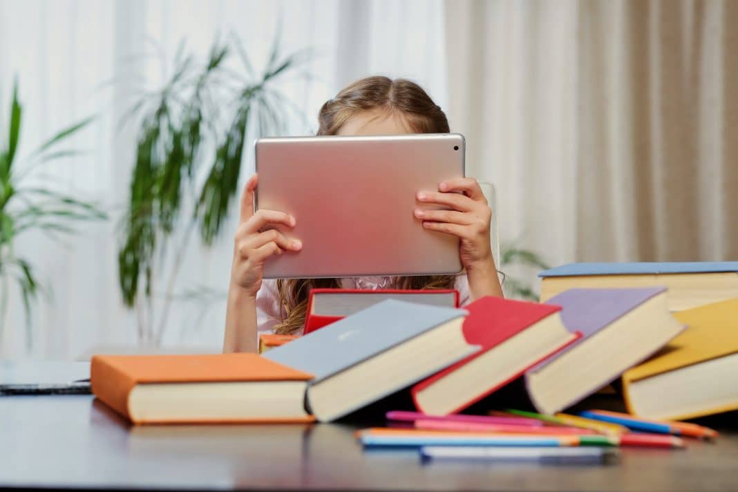 Com a interferência do tempo de tela na saúde mental das crianças, livros são aliados no processo de “Desintoxicação digital”