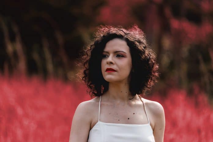 Jana Linhares lança single ‘Il fait dimanche’, pela Luna Music