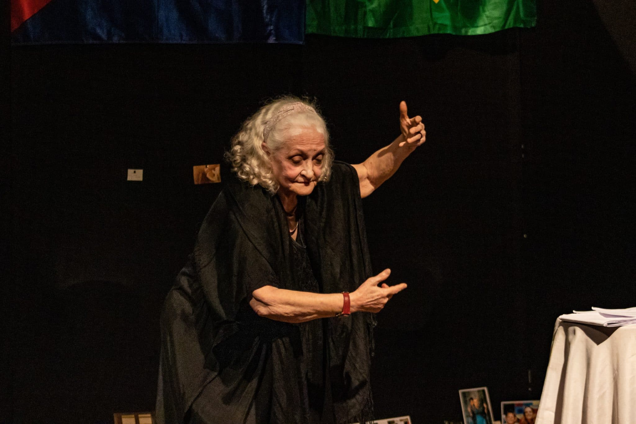 revistaprosaversoearte.com - Novas apresentações: 'Trinta Anos esta Noite ou O Espelho Negativo', solo teatral de Dulce Muniz