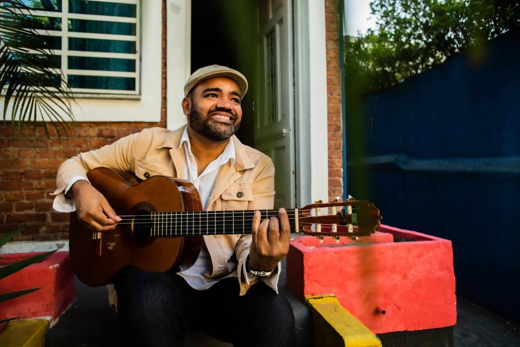 ‘Luar-do-Chão’, álbum autoral de Flávio Assis, compositor e musicista baiano