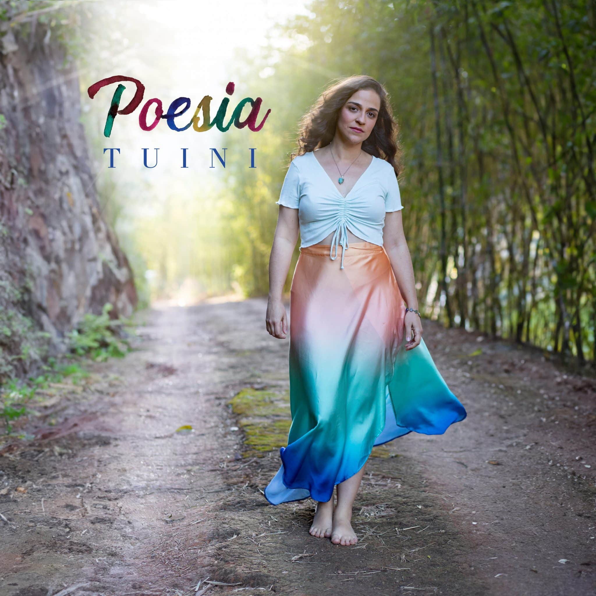 revistaprosaversoearte.com - A cantora e compositora Tuini lança "Poesia", single e clipe do seu segundo disco autoral