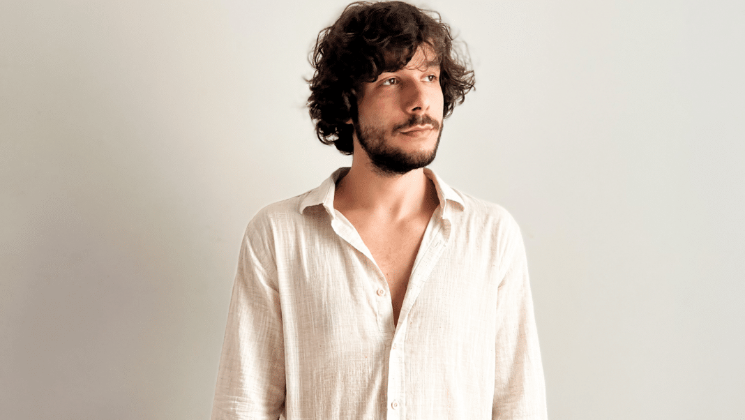 Vitor Novello lança “À Beça” em única apresentação no Teatro Cesgranrio