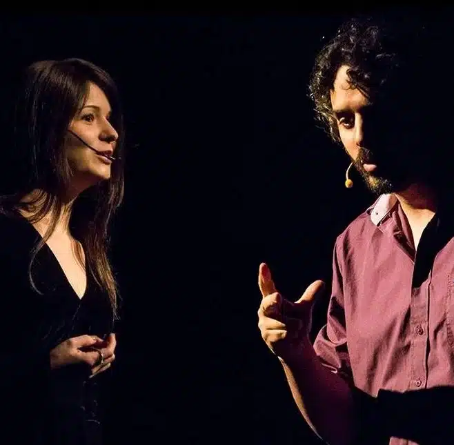Espetáculo 'Em Contos: Ressonâncias entre Literatura, Filosofia e Música' no palco do Teatro Rival revistaprosaversoearte.com - Espetáculo 'Em Contos: Ressonâncias entre Literatura, Filosofia e Música' no palco do Teatro Rival