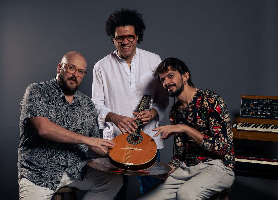 ‘Flying Chicken’, álbum de Hamilton de Holanda, participação de Thiago Rabello e Salomão Soares