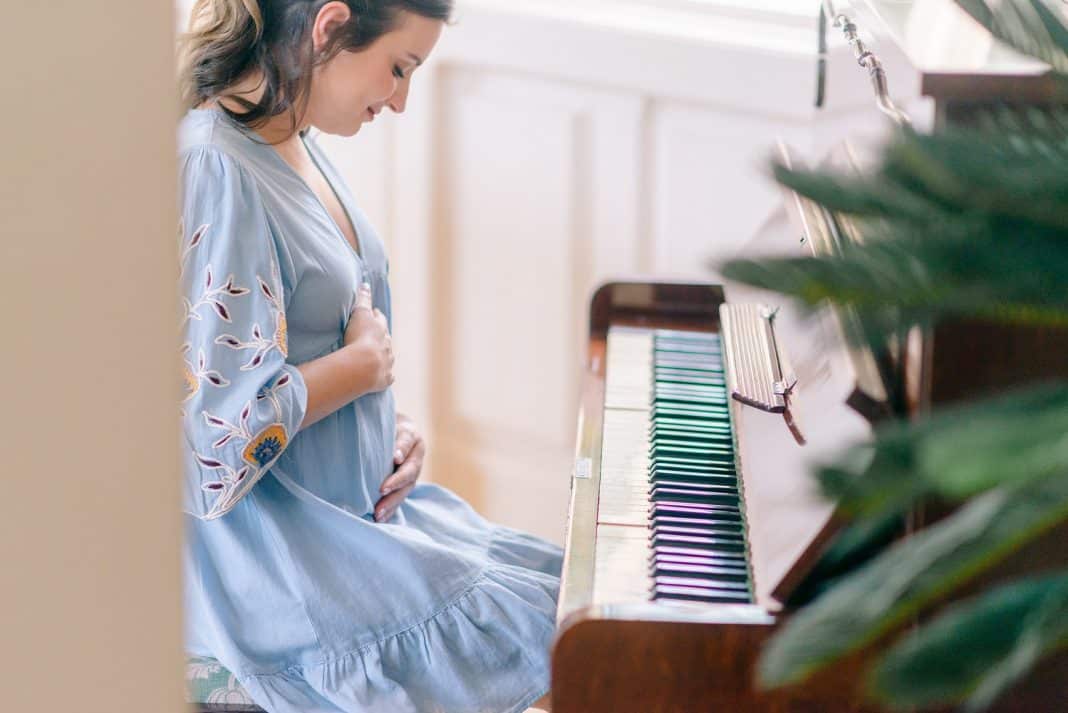 Lorenza Pozza lança single ‘Aqui Dentro’, inspirada pelos batimentos cardíacos do seu bebê