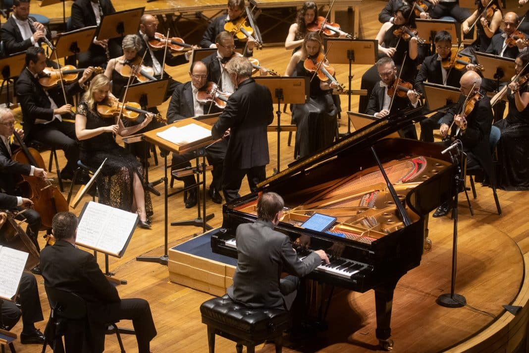 Osesp interpreta obra de Henri Dutilleux dedicada a Anne Frank, e pianista Stephen Hough encerra residência