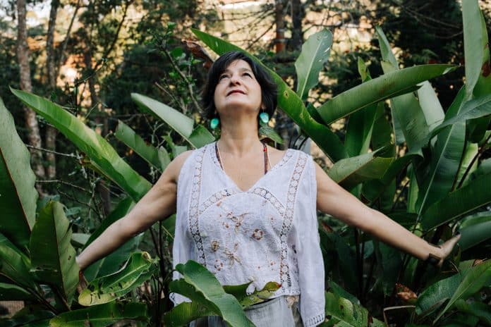 Tina Werneck celebra os bons encontros da vida em ‘Coisas Incríveis’