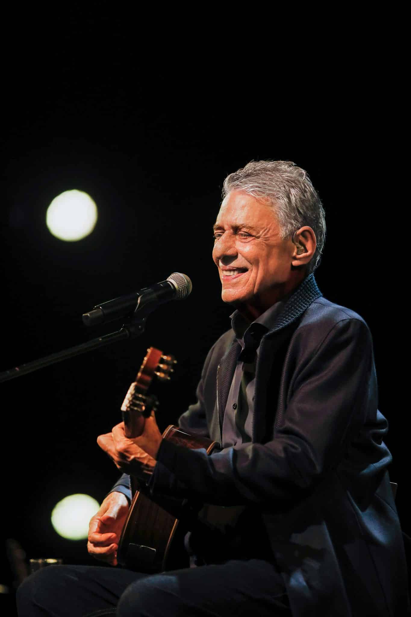 revistaprosaversoearte.com - Chico Buarque lança single gravado na turnê 'Que tal um samba?'