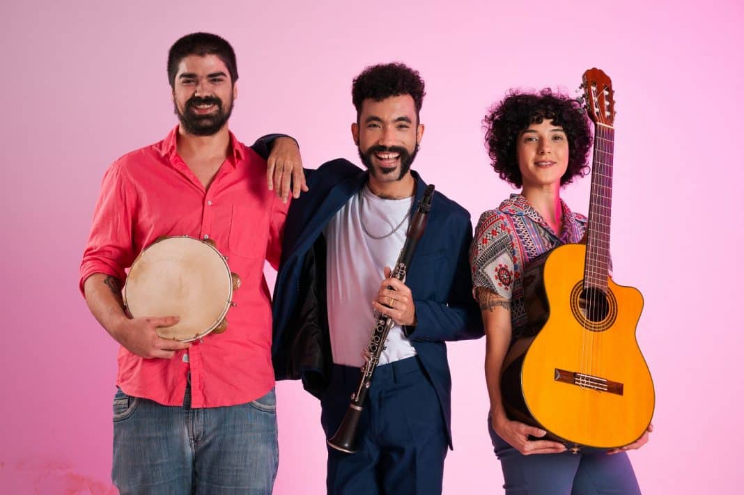 Caetano Brasil traz olhar contemporâneo para tradições do choro em EP