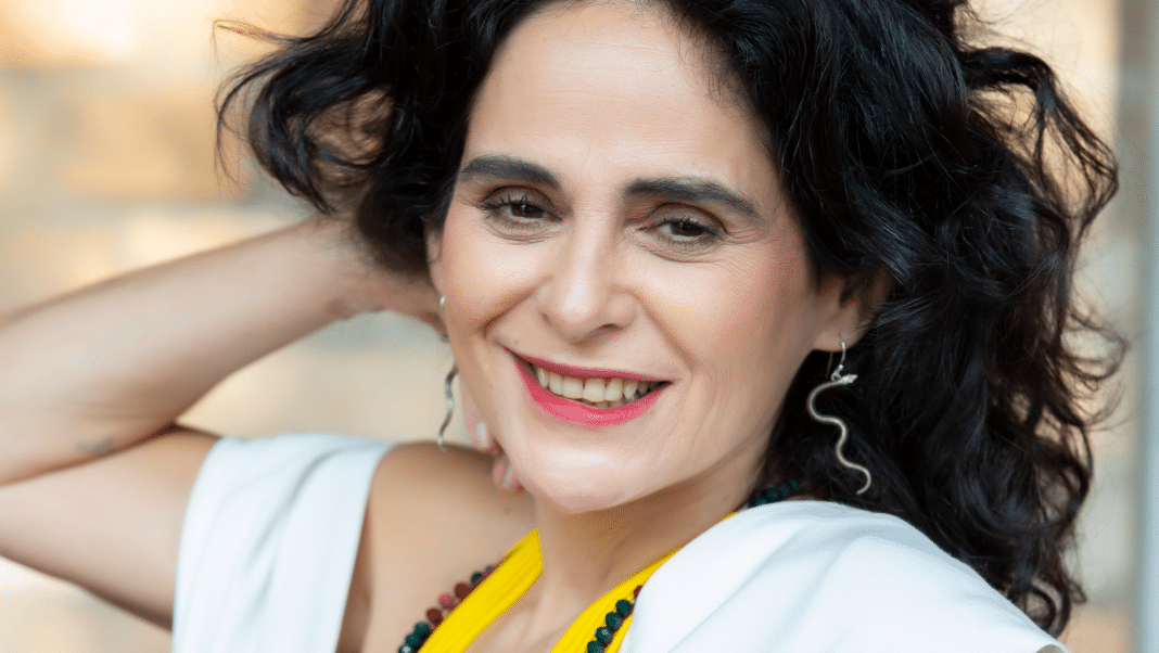 Mariana de Moraes lança ‘Vinicius de Mariana’ pelo Selo Sesc