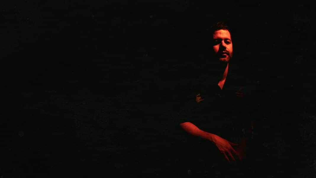 Pedro Santos se inspira na MPB setentista no EP ‘Babilônia’