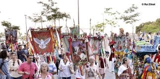 Procissão de Todos os Santos com a Grande Companhia Brasileira de Mystérios e Novidades