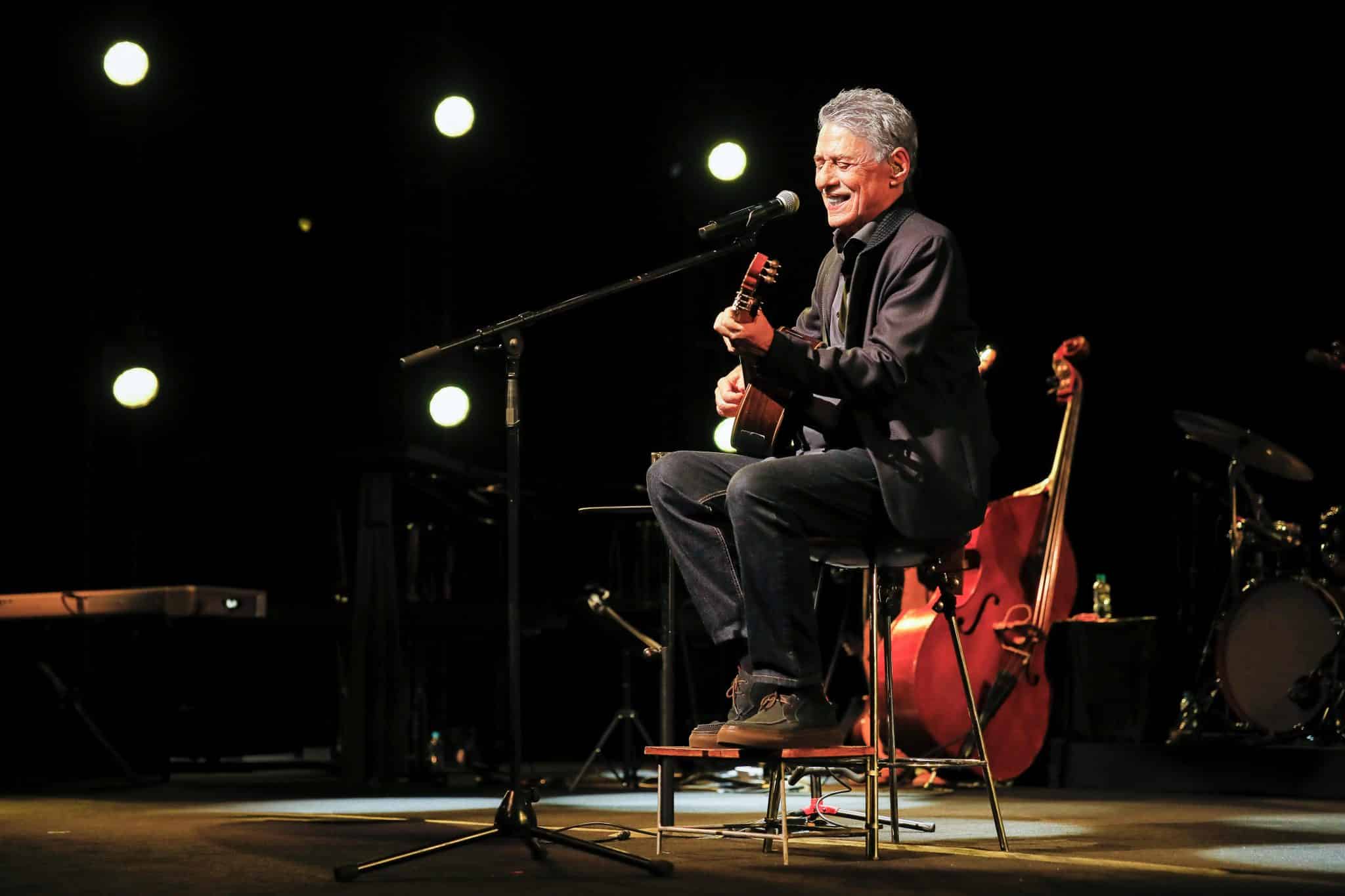 revistaprosaversoearte.com - 'Que tal um samba? - (Ao Vivo)', álbum duplo de Chico Buarque