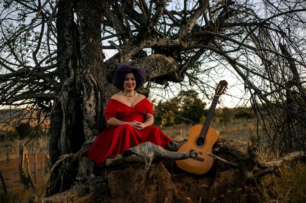 Déborah Cecília, multi-instrumentista lança o single e clipe ‘Segredo de Passarinho’