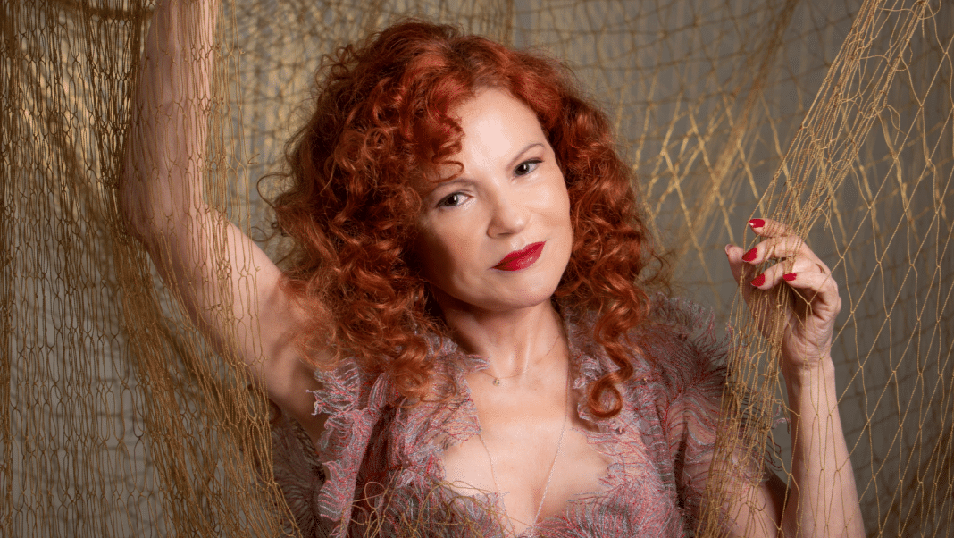 Lúcia Menezes apresenta show “Até que alguém me faça coro pra cantar na rua” no Teatro Brigitte Blair