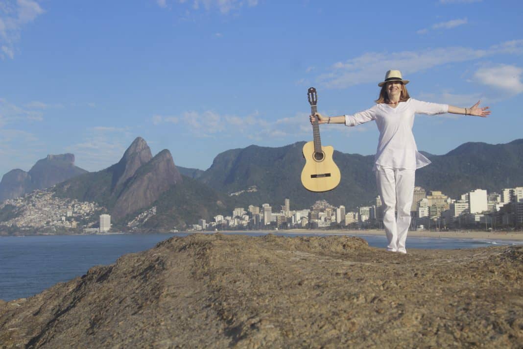 Manu Napolitano lança ‘Perdida no Tempo’, com participação da cantora Ana Costa