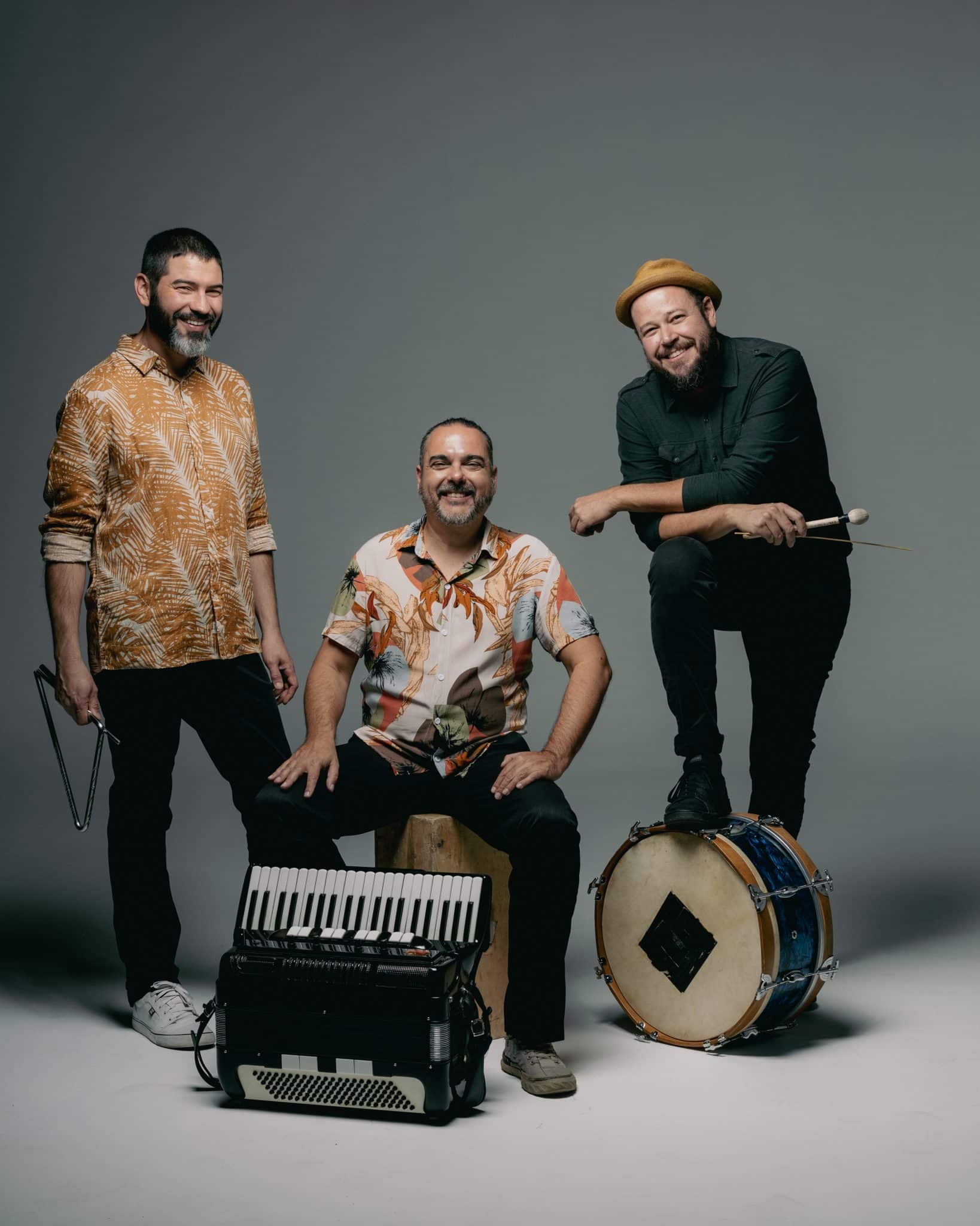 revistaprosaversoearte.com - Trio Macaíba lança álbum 'Trio Macaíba e a Furiosa'