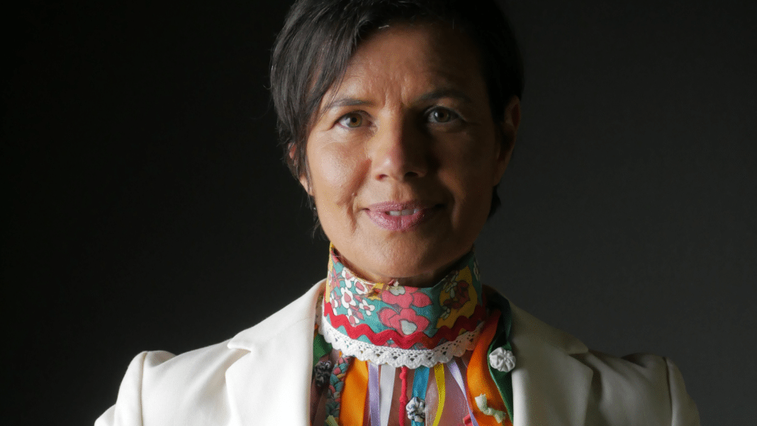 Cantora e compositora mineira Valéria Carvalho lança álbum autoral ‘Panela de Barro e Pedra Sabão’