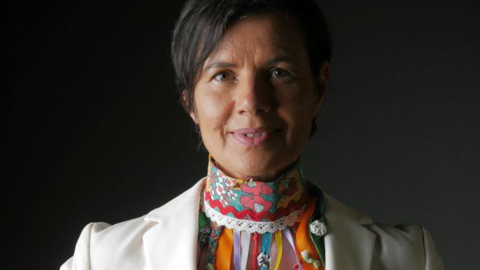 Cantora e compositora mineira Valéria Carvalho lança álbum autoral ‘Panela de Barro e Pedra Sabão’
