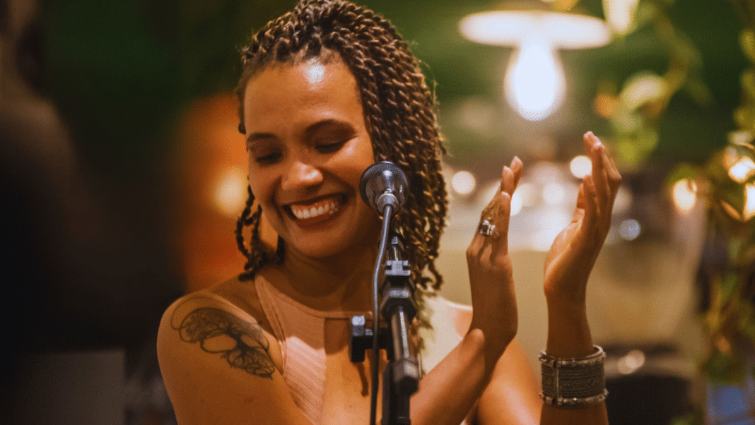 Carla Muzag apresenta o show ‘Voz e Violão’, no Rio de Janeiro