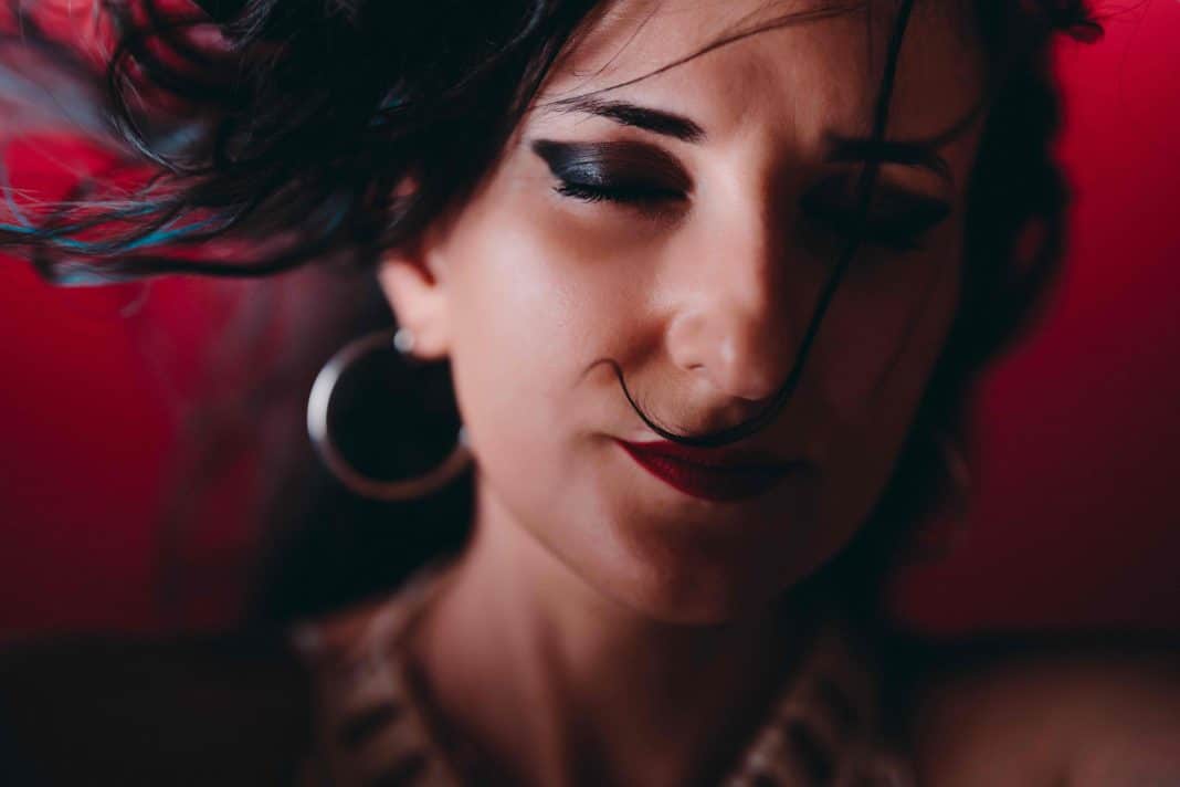 Mara Halunga lança single ‘Flor Amarela’