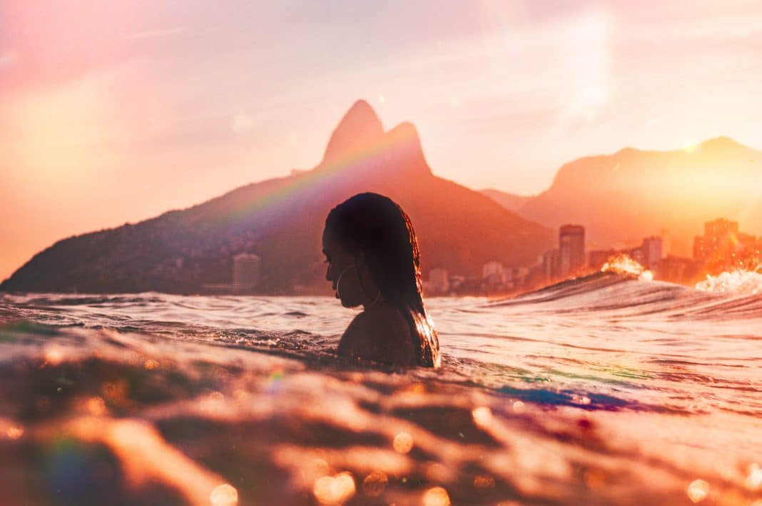 Samba, sol e espírito indígena: A essência vibrante da cultura brasileira