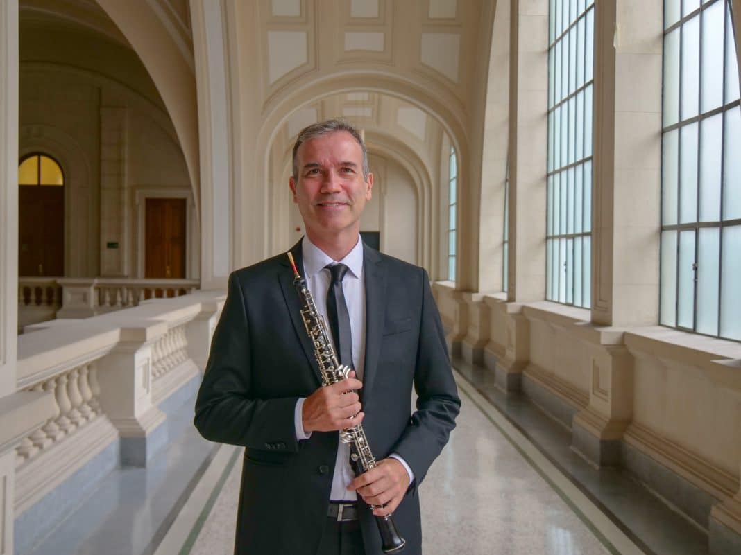 O oboísta Joel Gisiger apresenta seu álbum de estreia dedicado a obras de J. S. Bach