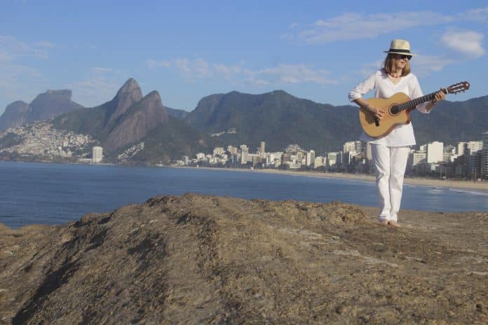 Manu Napolitano e Ana Costa se unem em single e clipe ‘Nesse Farol’