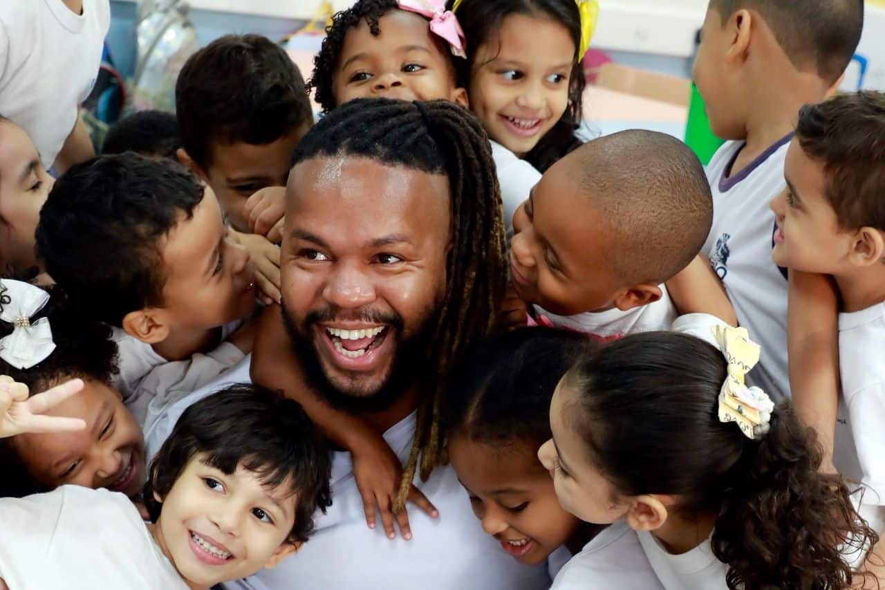 revistaprosaversoearte.com - Pevirguladez lança o seu livro infantil 'O meu cabelo é bem bonito'