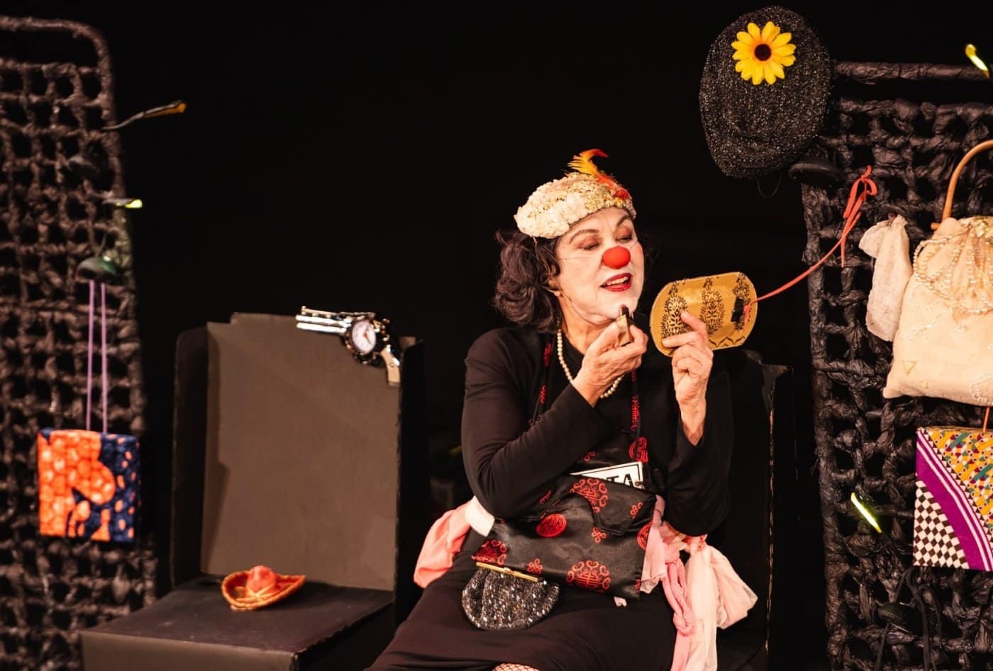 revistaprosaversoearte.com - Teatro - estreia temporada do solo 'A Mulher Aquela', com Ruth Mezeck