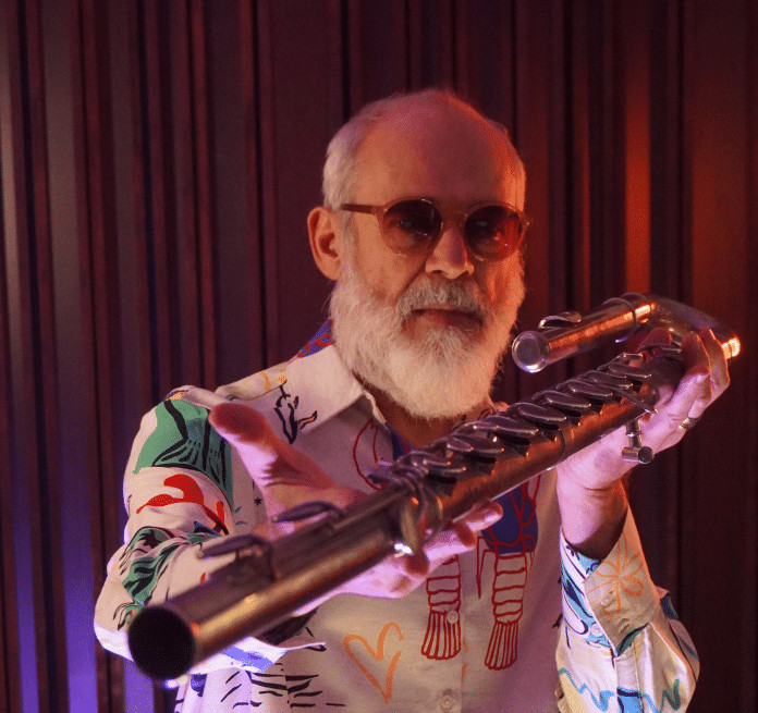 O Multi-instrumentista Carlos Malta lança o single ‘O Trem Azul’
