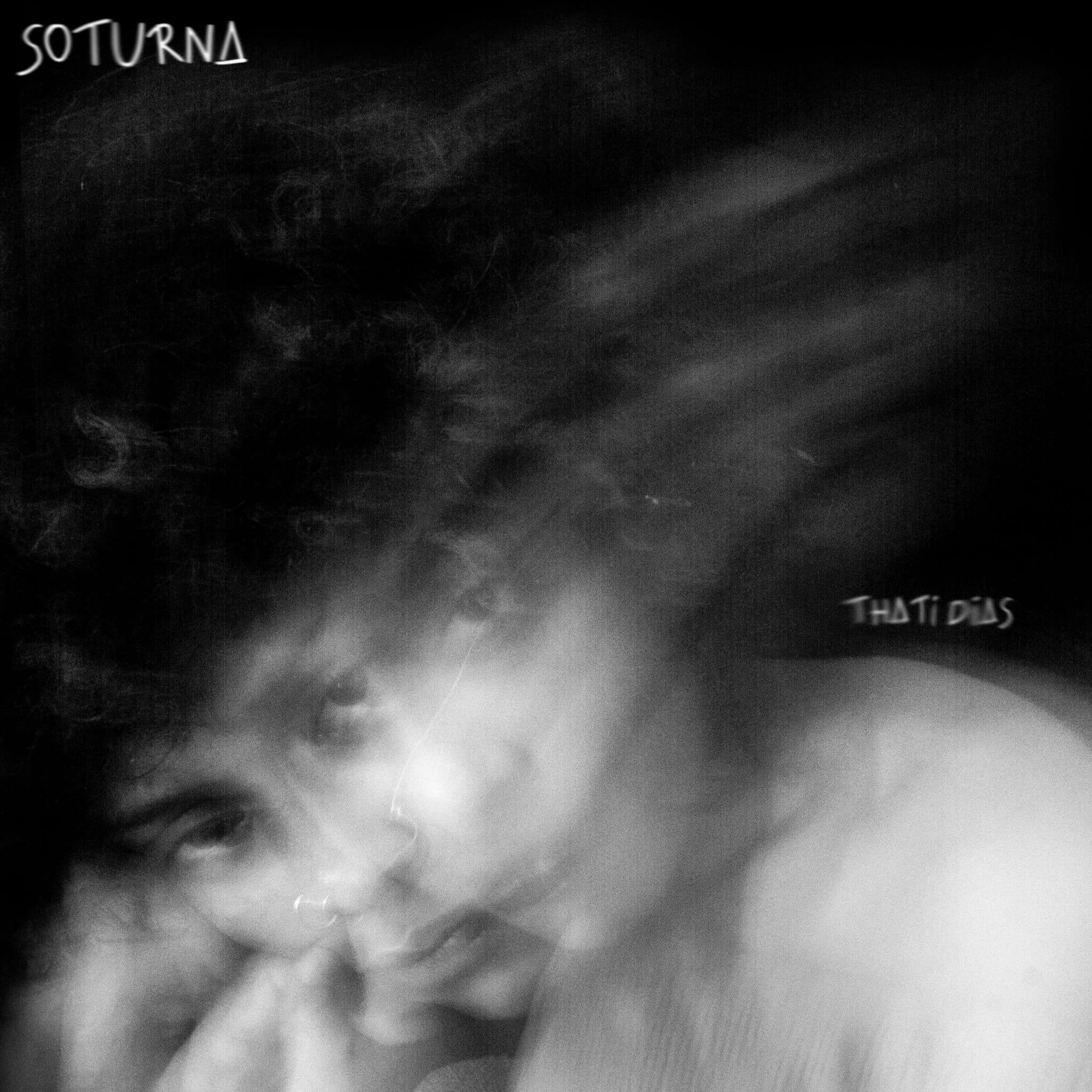 revistaprosaversoearte.com - Cantora, compositora e instrumentista Thati Dias lança o álbum 'Soturna'