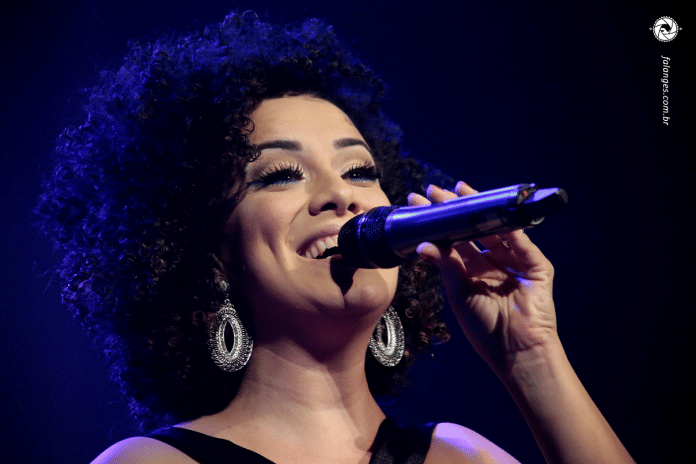 Cantora e compositora Juliana Maia faz única apresentação no Theatro Municipal do Rio de Janeiro