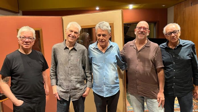 MPB4 ao lado de Chico Buarque relança clássico ‘Angélica’