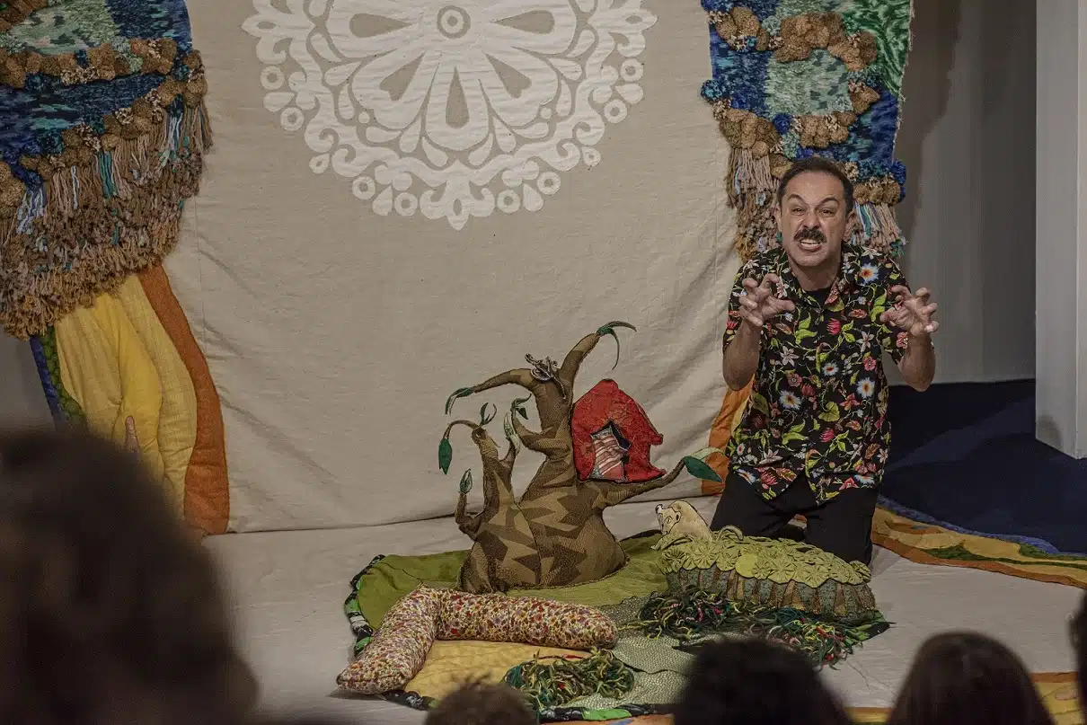 revistaprosaversoearte.com - Chega à Caixa Cultural Rio de Janeiro a Exposição interativa 'Viajando com Tapetes Contadores'