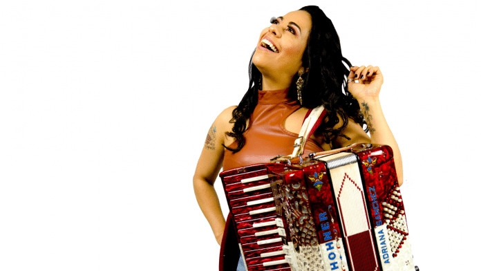Adriana Sanchez apresenta os singles ‘Coração Sofredor’ e ‘Santos Reis Chegou’