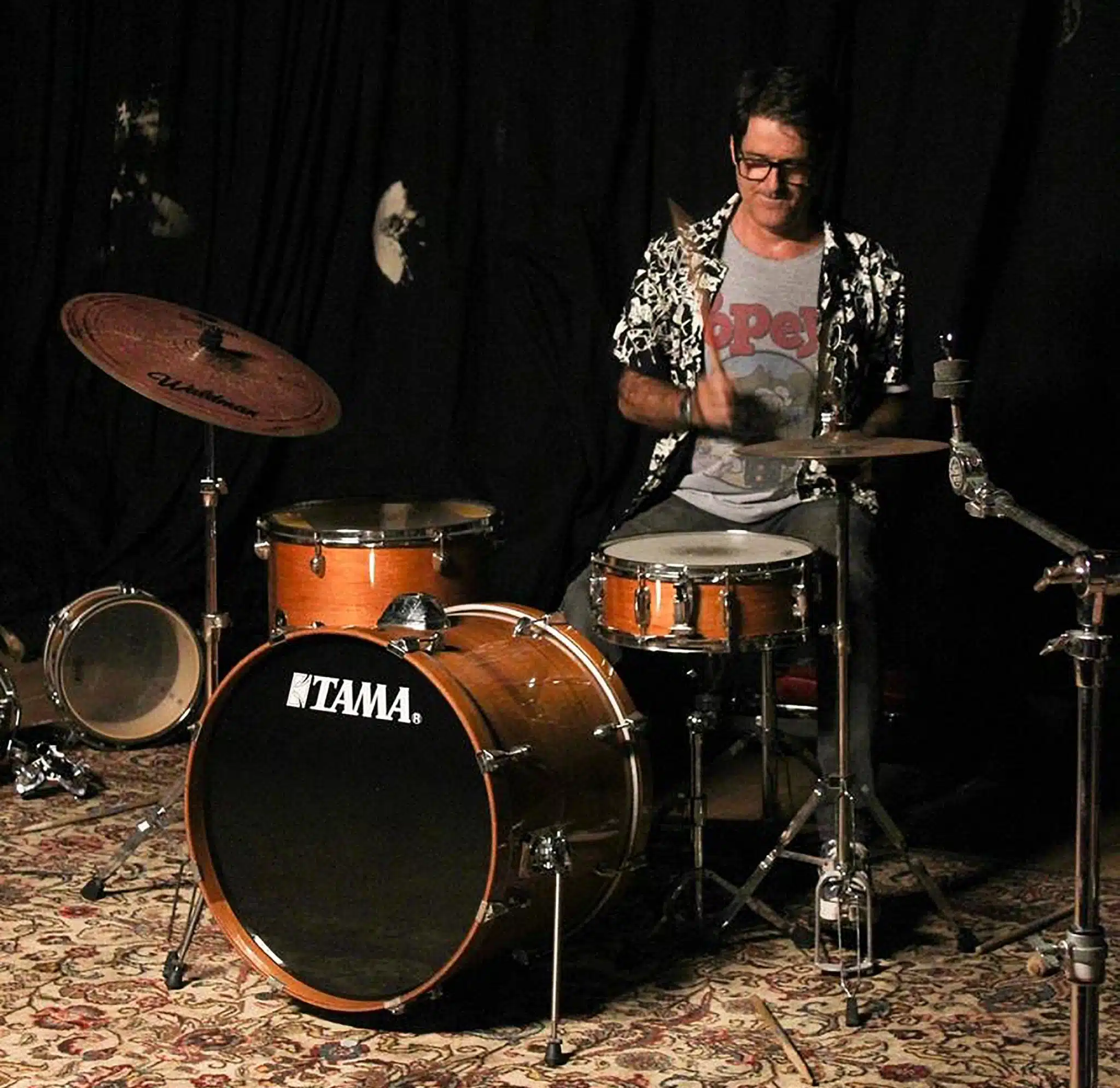 'O Baterista' monólogo do ator Antonio Fragoso no Manouche revistaprosaversoearte.com - 'O Baterista' monólogo do ator Antonio Fragoso no Manouche