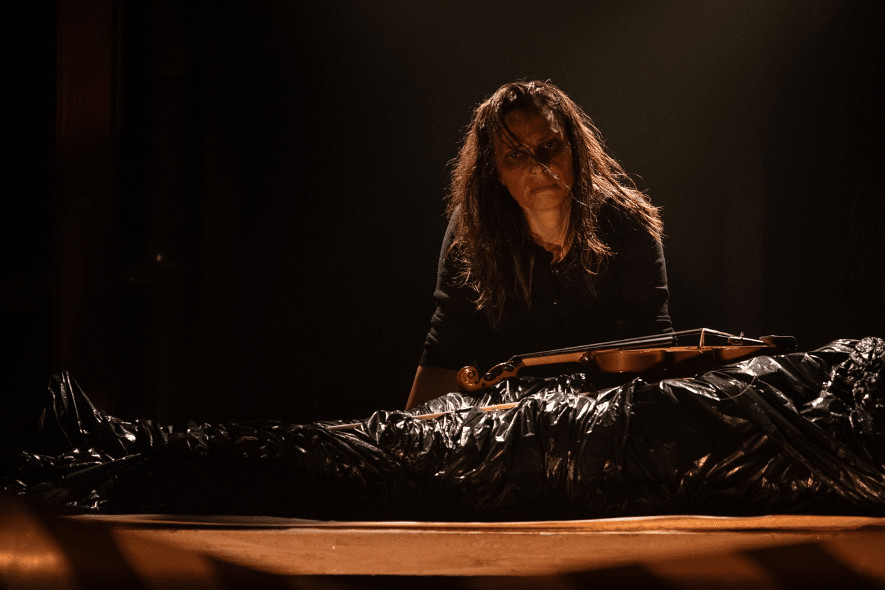 revistaprosaversoearte.com - Espet&aacute;culo 'A Mulher e um Corpo', com Bete Correia estreia curta temporada no Teatro Zona Franca