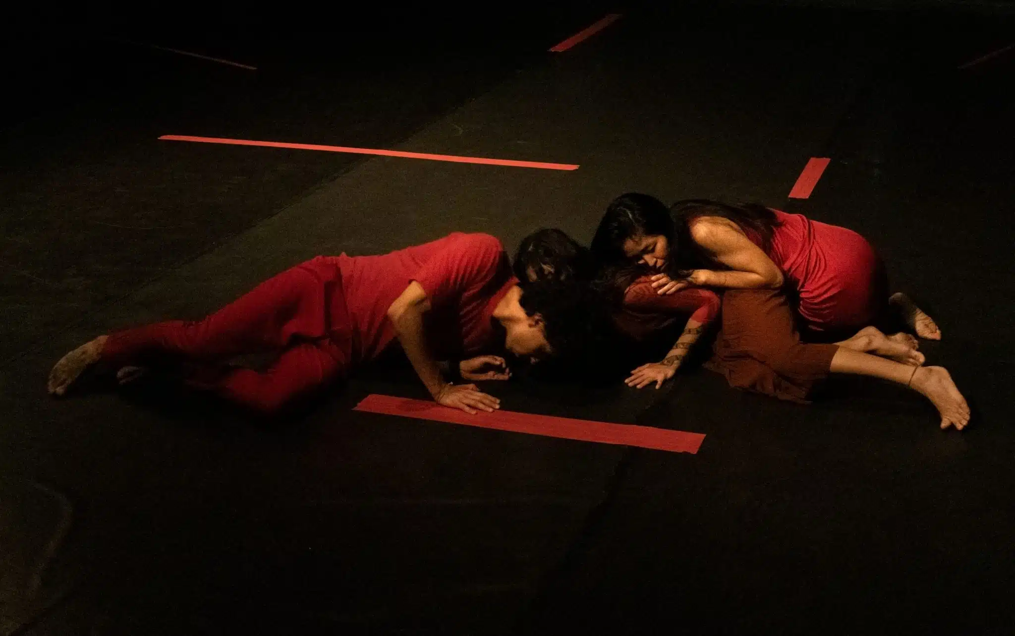 E² Cia de Teatro e Dança estreia espetáculo 'Ruído Vermelho' no Kasulo Espaço de Arte revistaprosaversoearte.com - E² Cia de Teatro e Dança estreia espetáculo 'Ruído Vermelho' no Kasulo Espaço de Arte